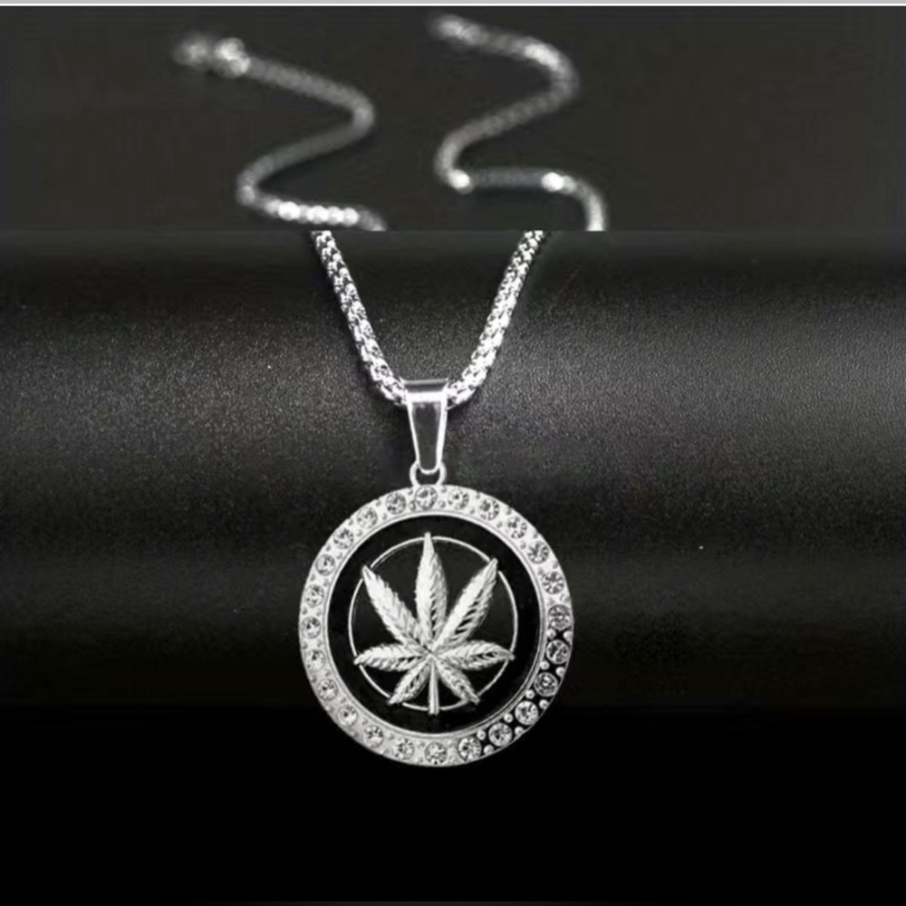 ✨ Iced Out Silver Cannabis Leaf Medallion
Pendant Necklace✨